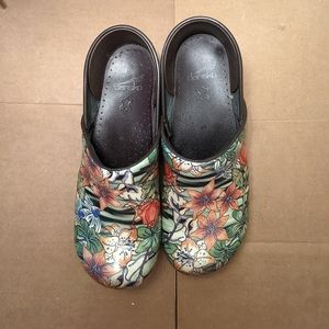 size 11 floral Dansko clogs